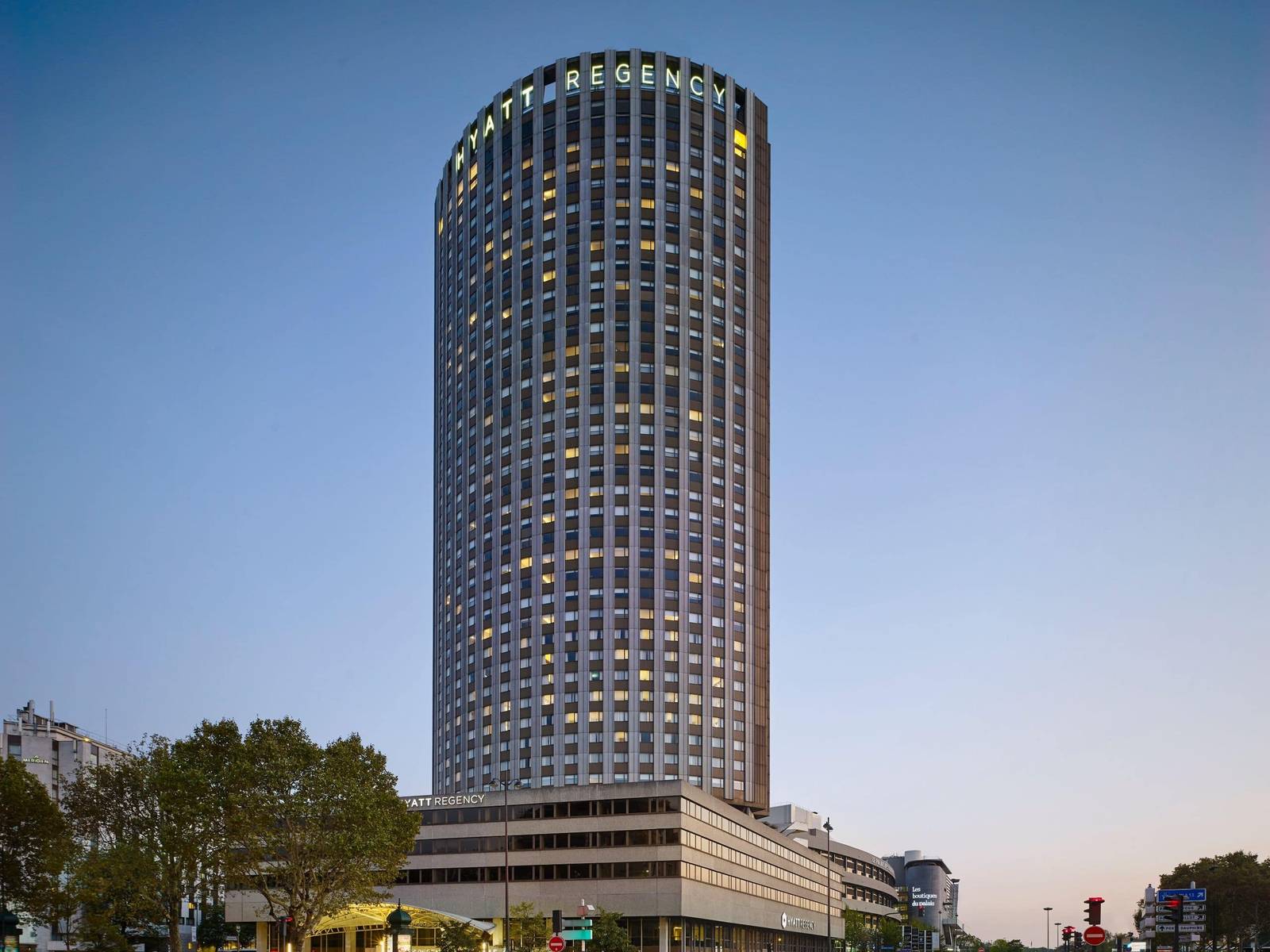 Hyatt Regency Paris Etoile 圓柱形高樓外觀