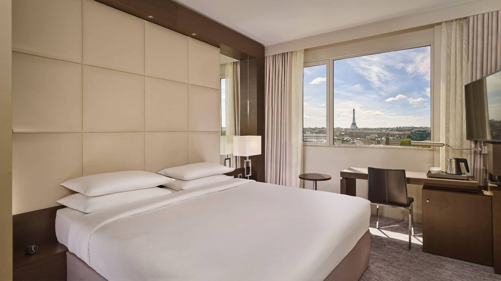 Hyatt Regency Paris Etoile 標準客房與窗外艾菲爾鐵塔