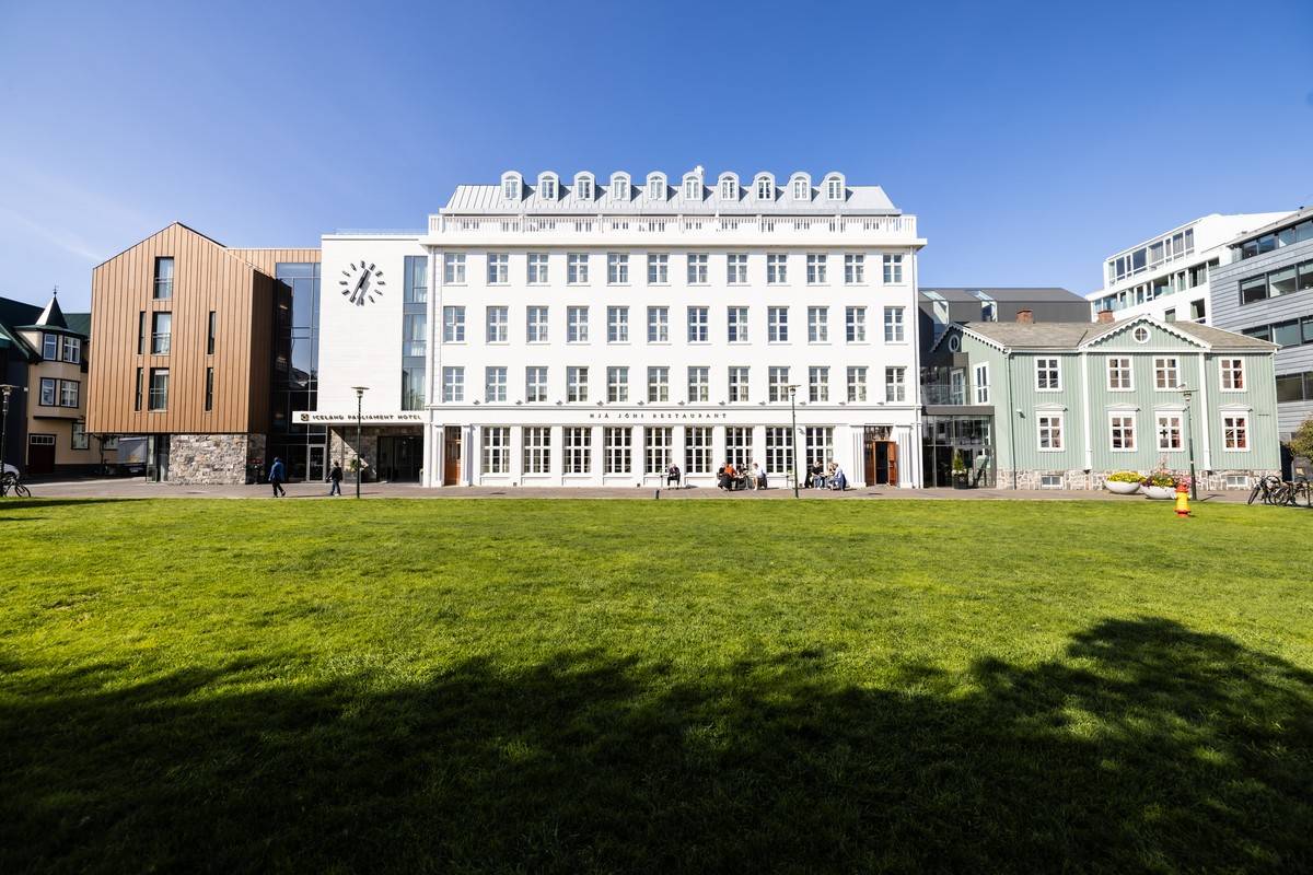 Iceland Parliament Hotel 面對 Austurvöllur 廣場草坪的建築