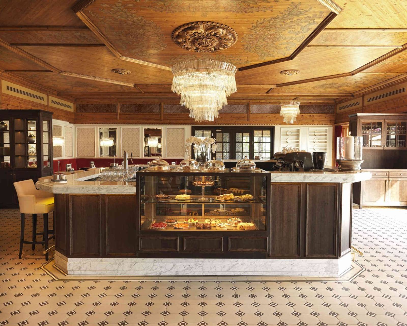 Café Wien 甜點櫃與座位區