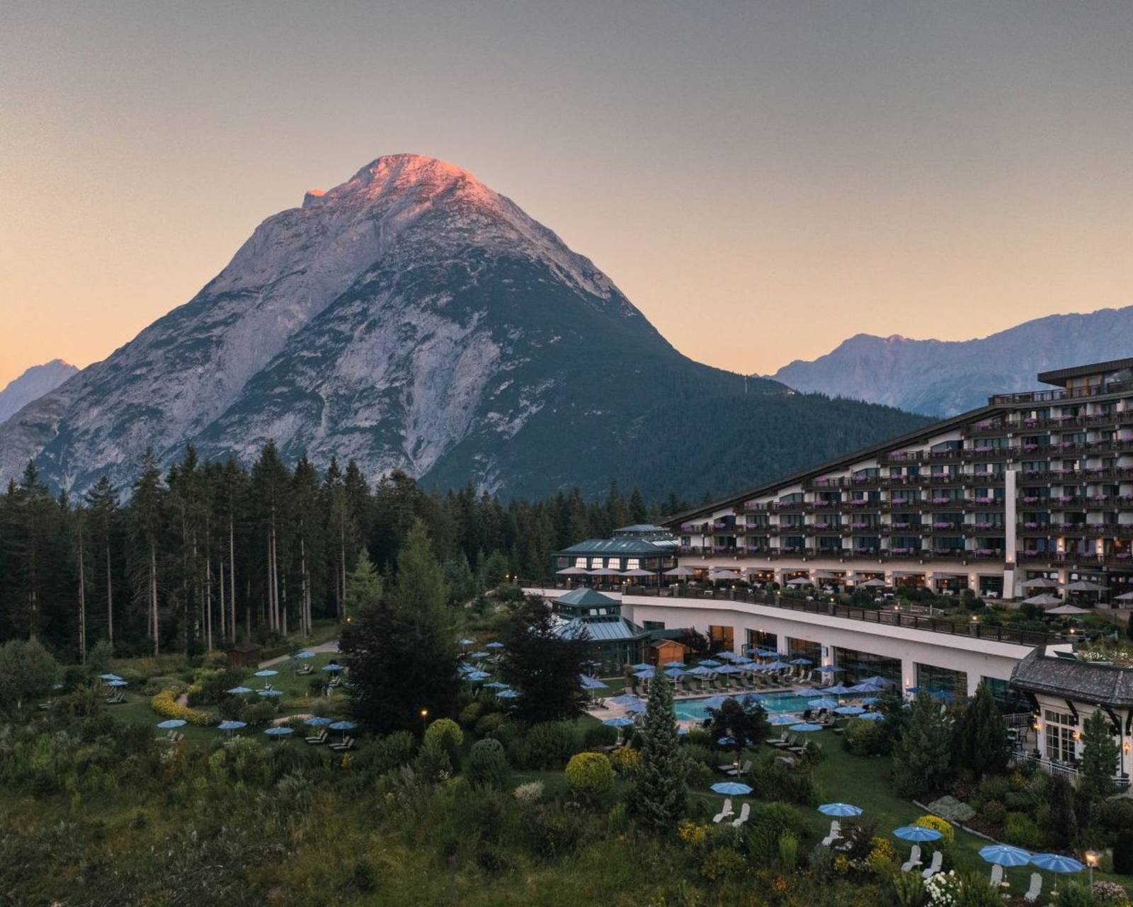 Interalpen-Hotel Tyrol 清晨的 Hohe Munde 山峰與酒店全景
