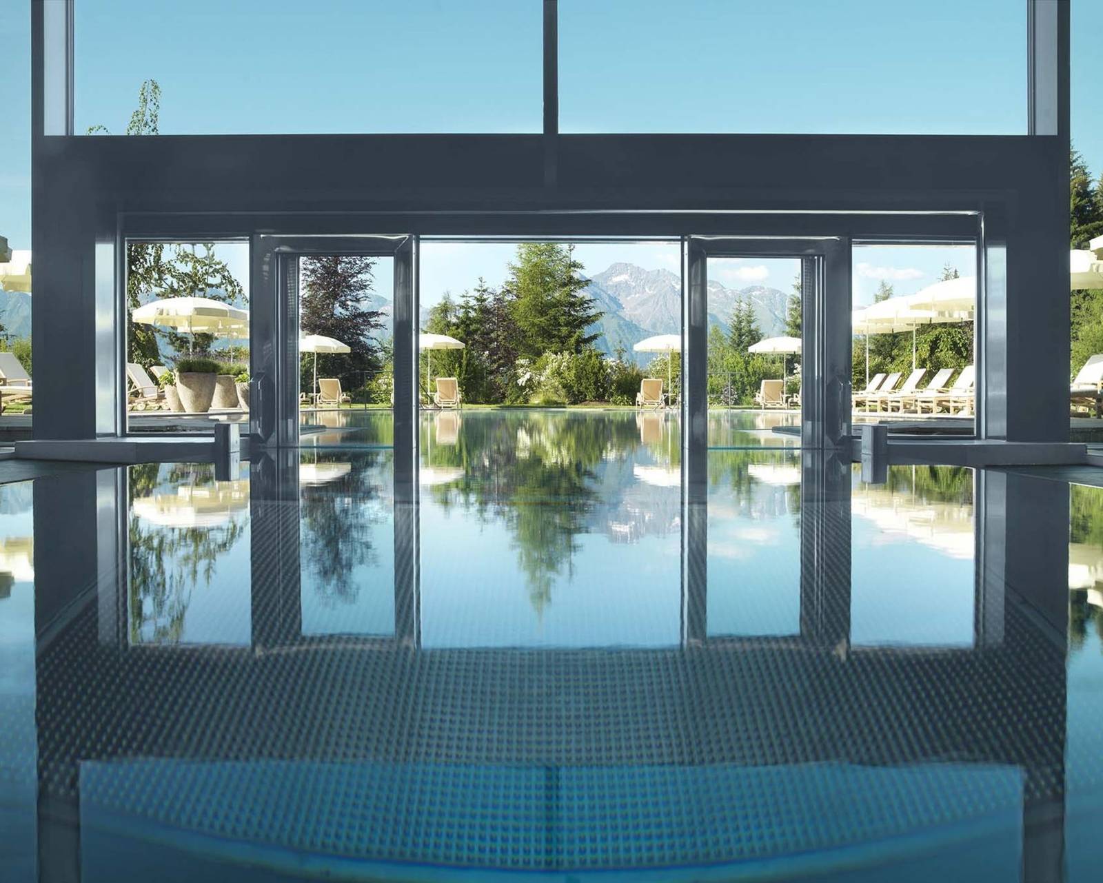 Interalpen-Hotel Tyrol 室內泳池與窗外花園