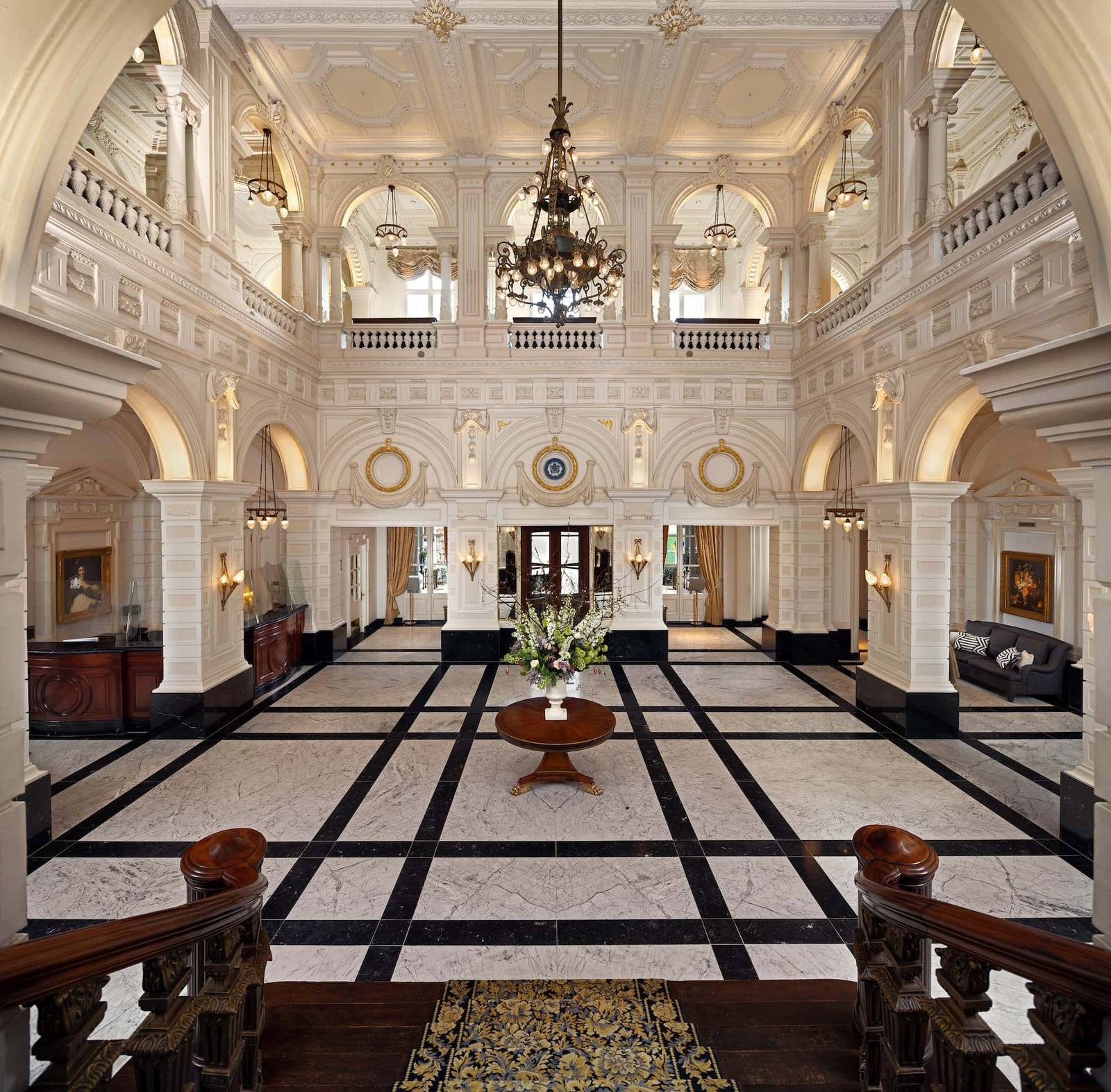 阿姆斯特丹 InterContinental Amstel Amsterdam 大廳與修復後的天花板