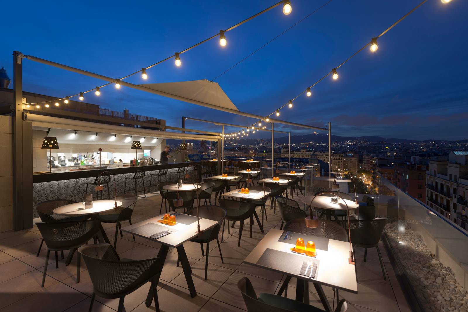 巴塞隆納洲際酒店 173 Rooftop Terrace 傍晚的露台座位