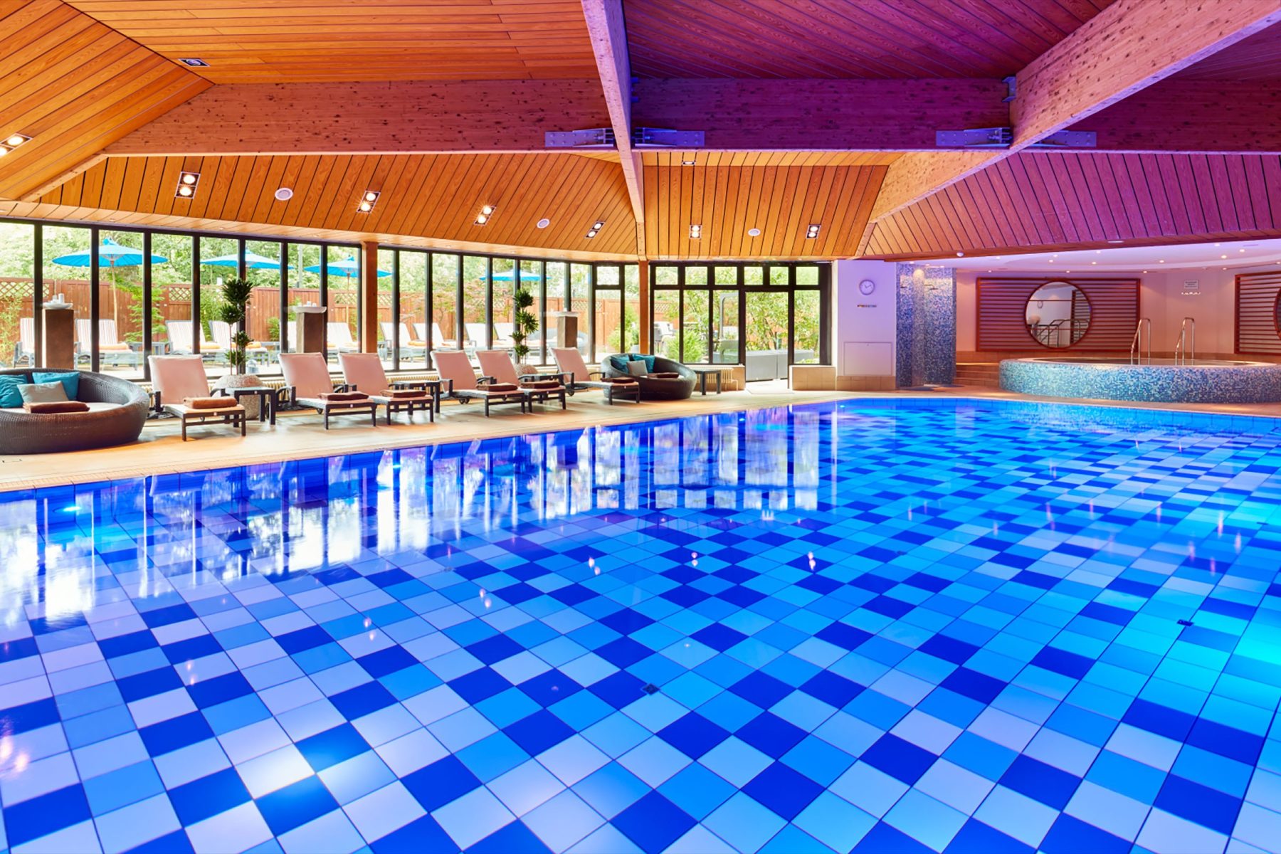 SPA InterContinental 室內溫水游泳池與放鬆躺椅