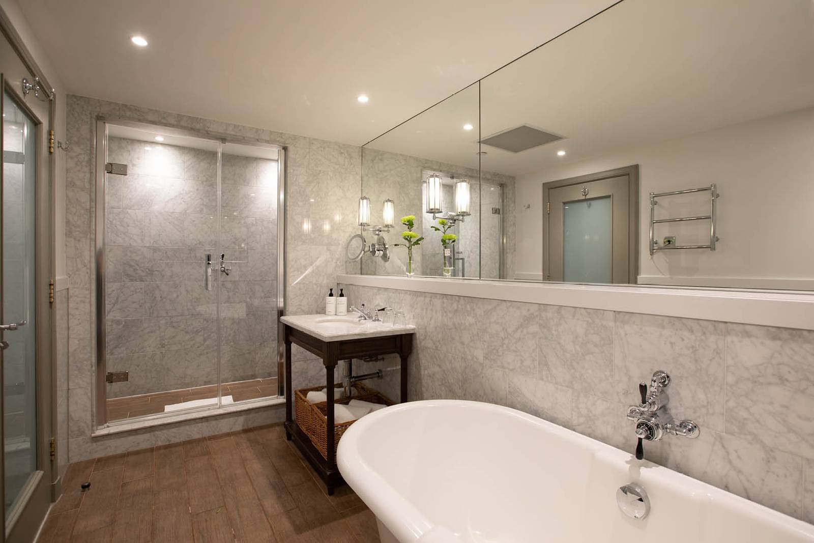 愛丁堡 InterContinental Edinburgh The George 套房大理石浴室與獨立浴缸