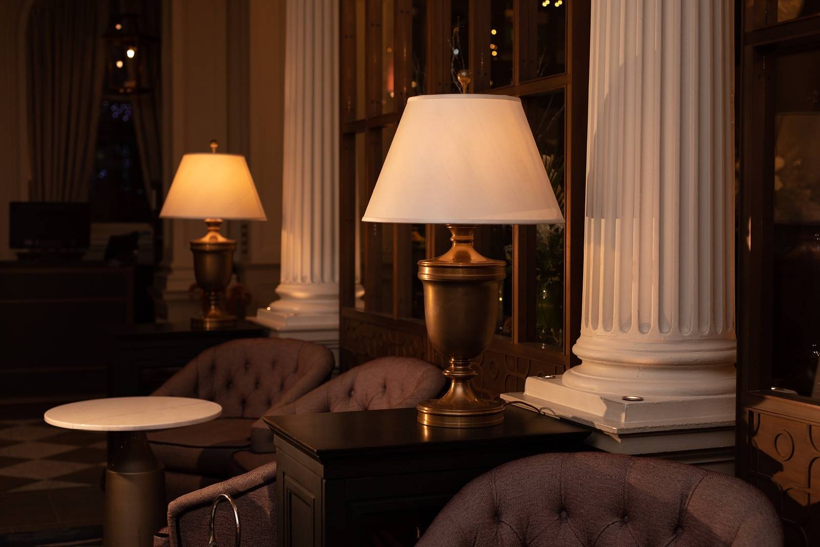 愛丁堡 InterContinental Edinburgh The George 大廳廊柱旁的座位