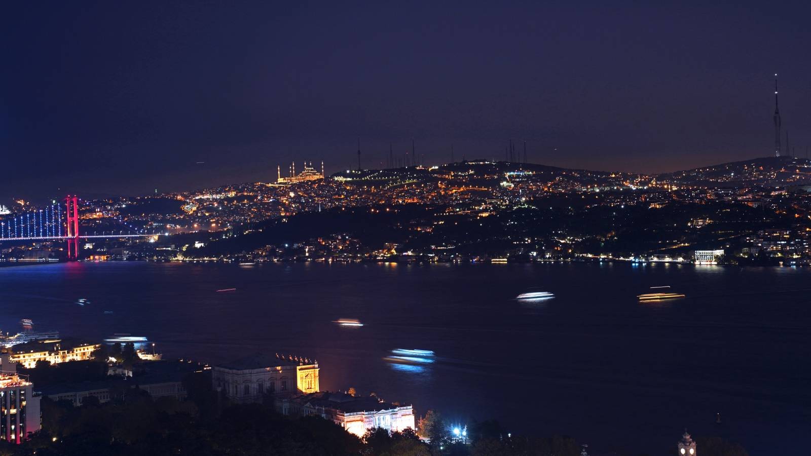 從塔克辛望向博斯普魯斯海峽與跨海大橋夜景