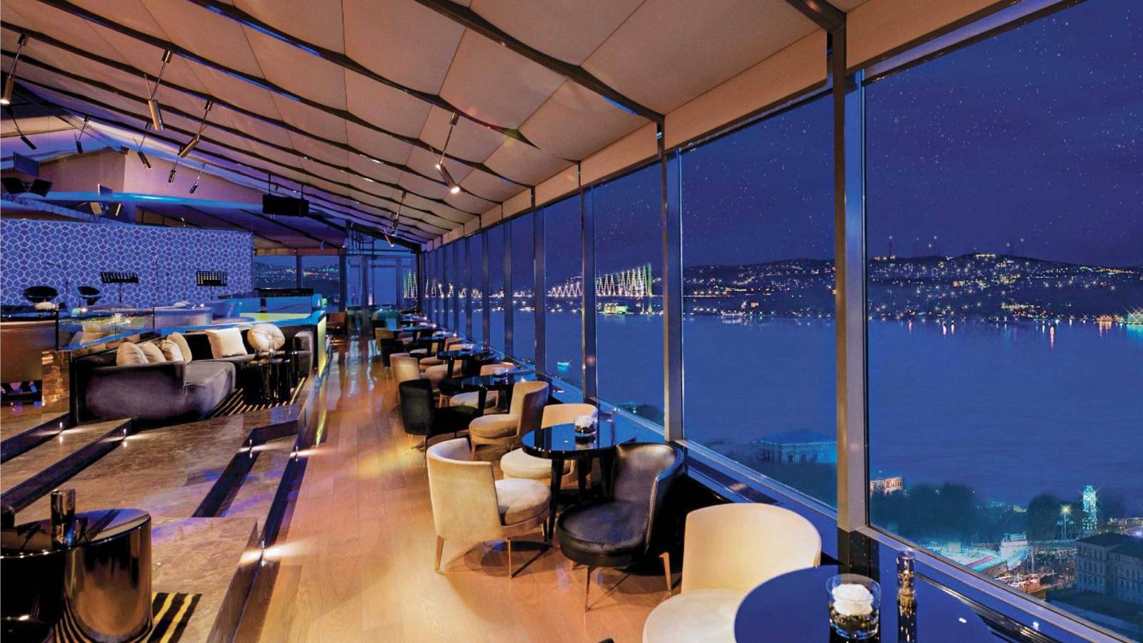 伊斯坦堡洲際酒店 City Lights Bar 窗外的博斯普魯斯海峽夜景