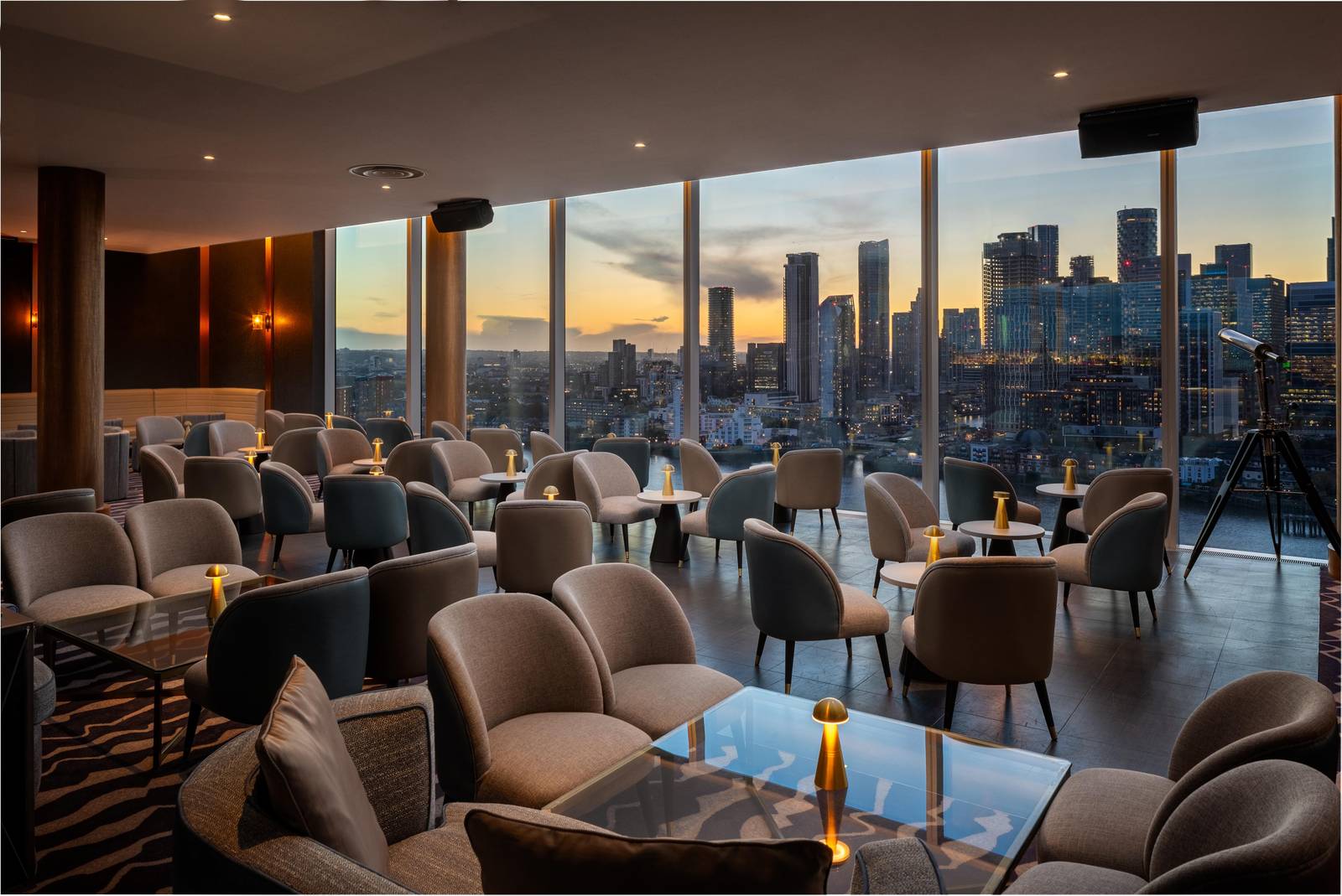 倫敦 O2 洲際酒店 18 樓 Eighteen Sky Bar 望向金絲雀碼頭