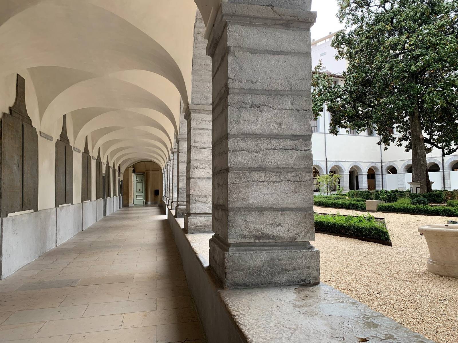 Hôtel-Dieu 迴廊與中庭花園