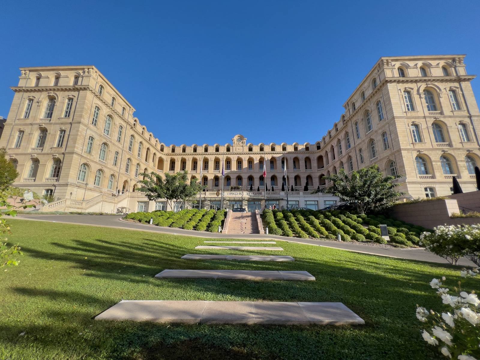 馬賽洲際酒店 Hotel Dieu 建築立面與前方草坪