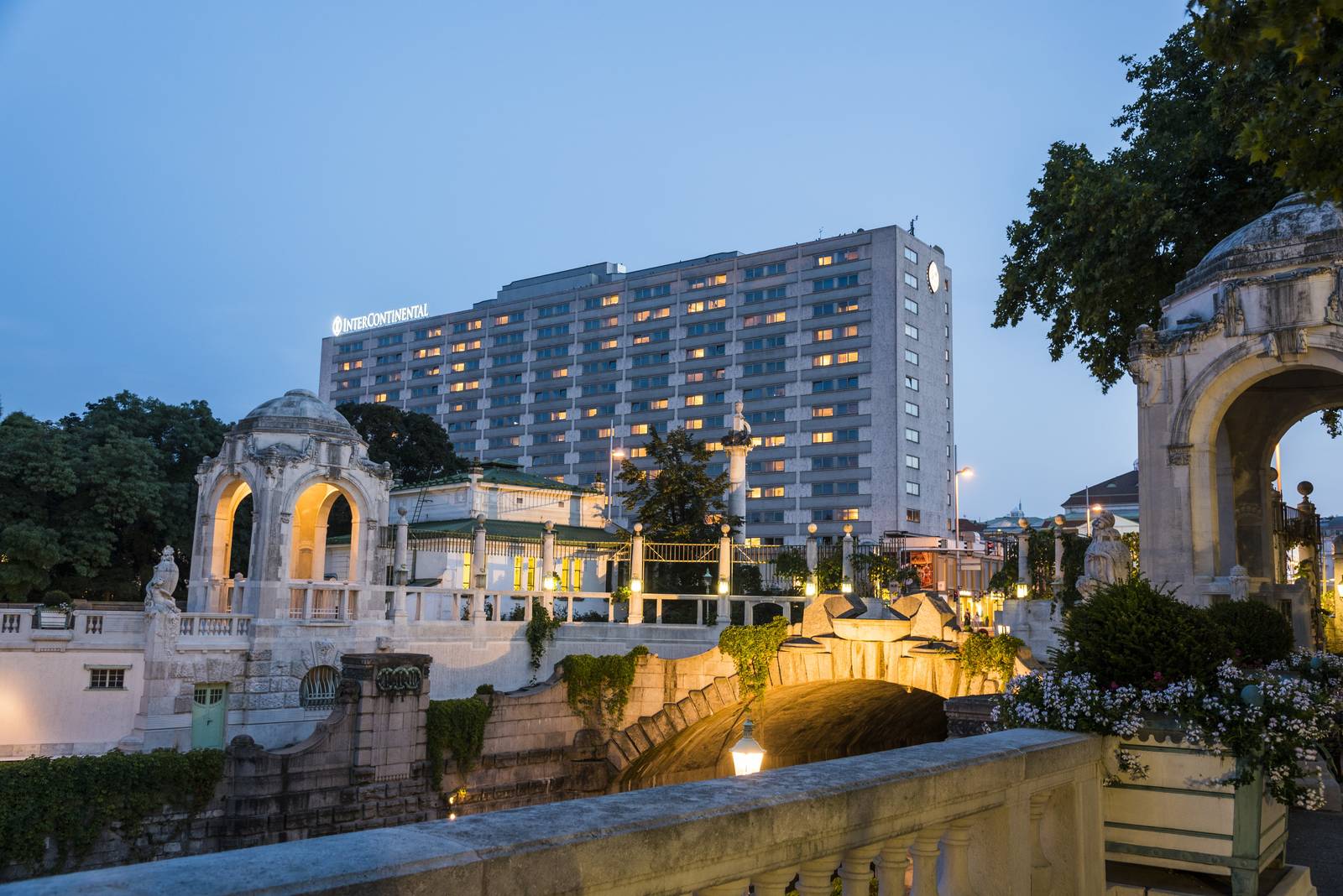 維也納城市公園與酒店外觀夜景
