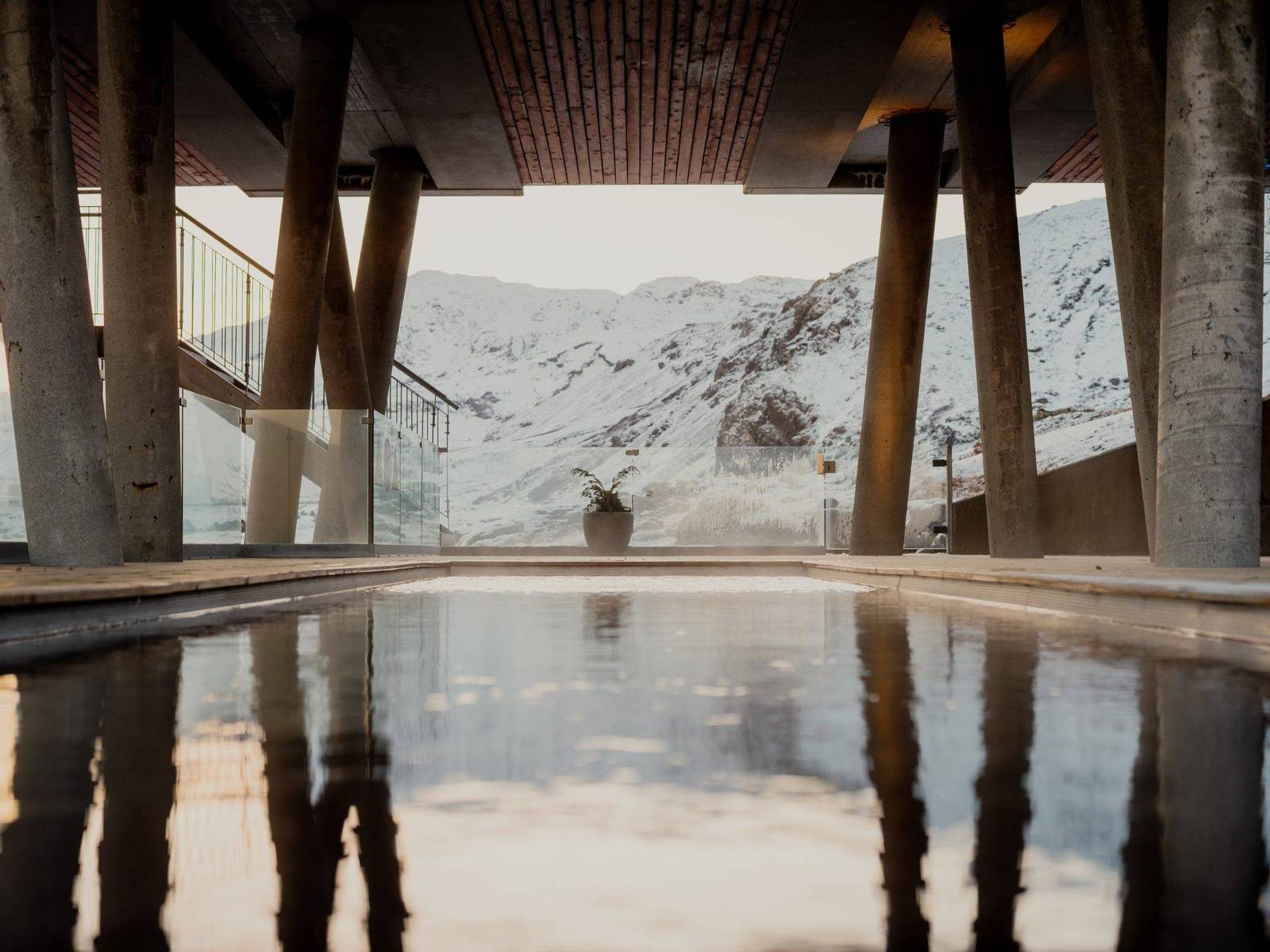 Lava Spa 冬季雪景中的水池