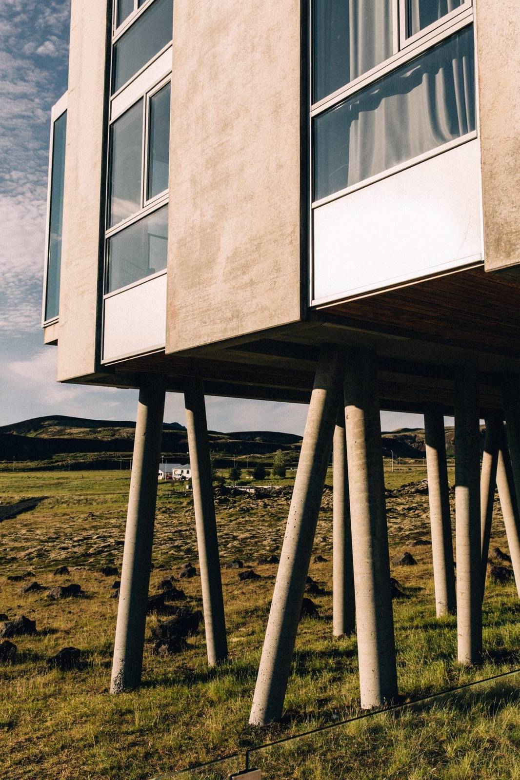 ION Adventure Hotel 架高在支柱上的建築