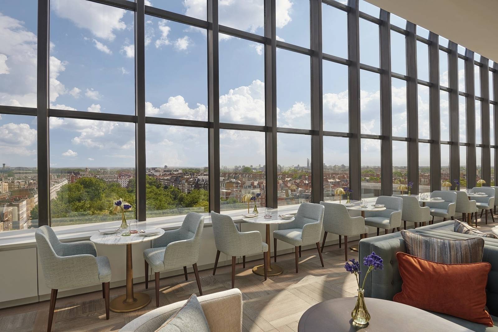 Jumeirah Carlton Tower 九樓 The Peak Lounge 落地窗與倫敦市景