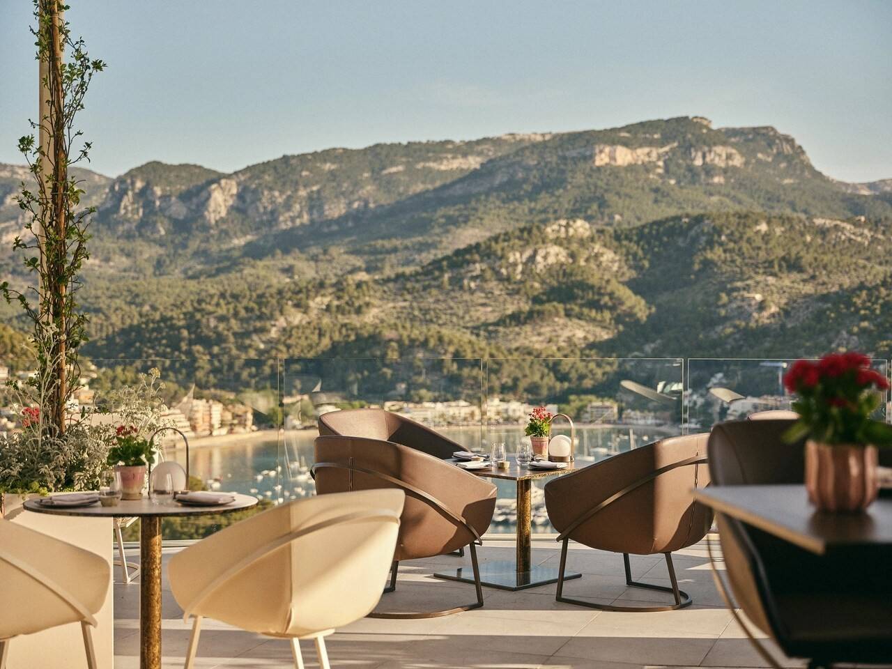 Jumeirah Mallorca Sunset Lounge 俯瞰索列爾港與山景的露台