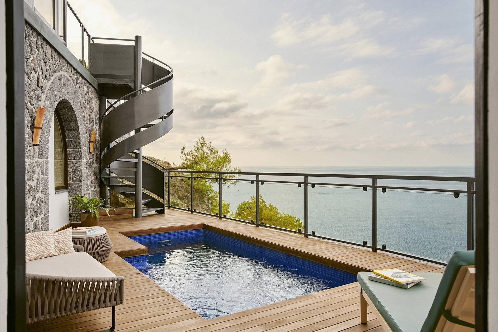 Jumeirah Mallorca 套房私人露台上的小泳池