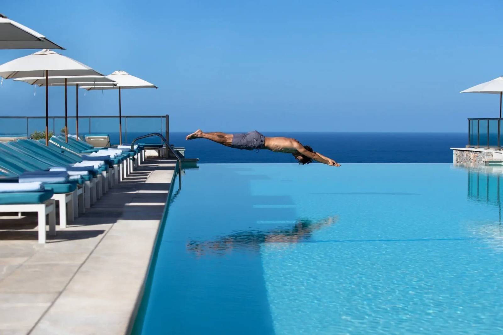 Jumeirah Mallorca 面向地中海的無邊際泳池