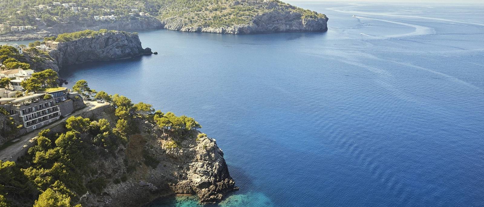 Jumeirah Mallorca 建在索列爾港外海崖上的建築與蔚藍海灣