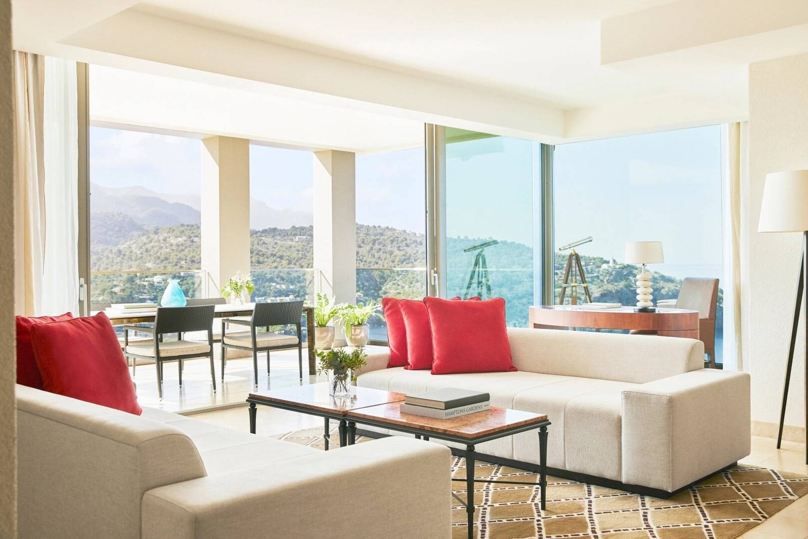 Jumeirah Mallorca Observatory Suite 起居區與海景