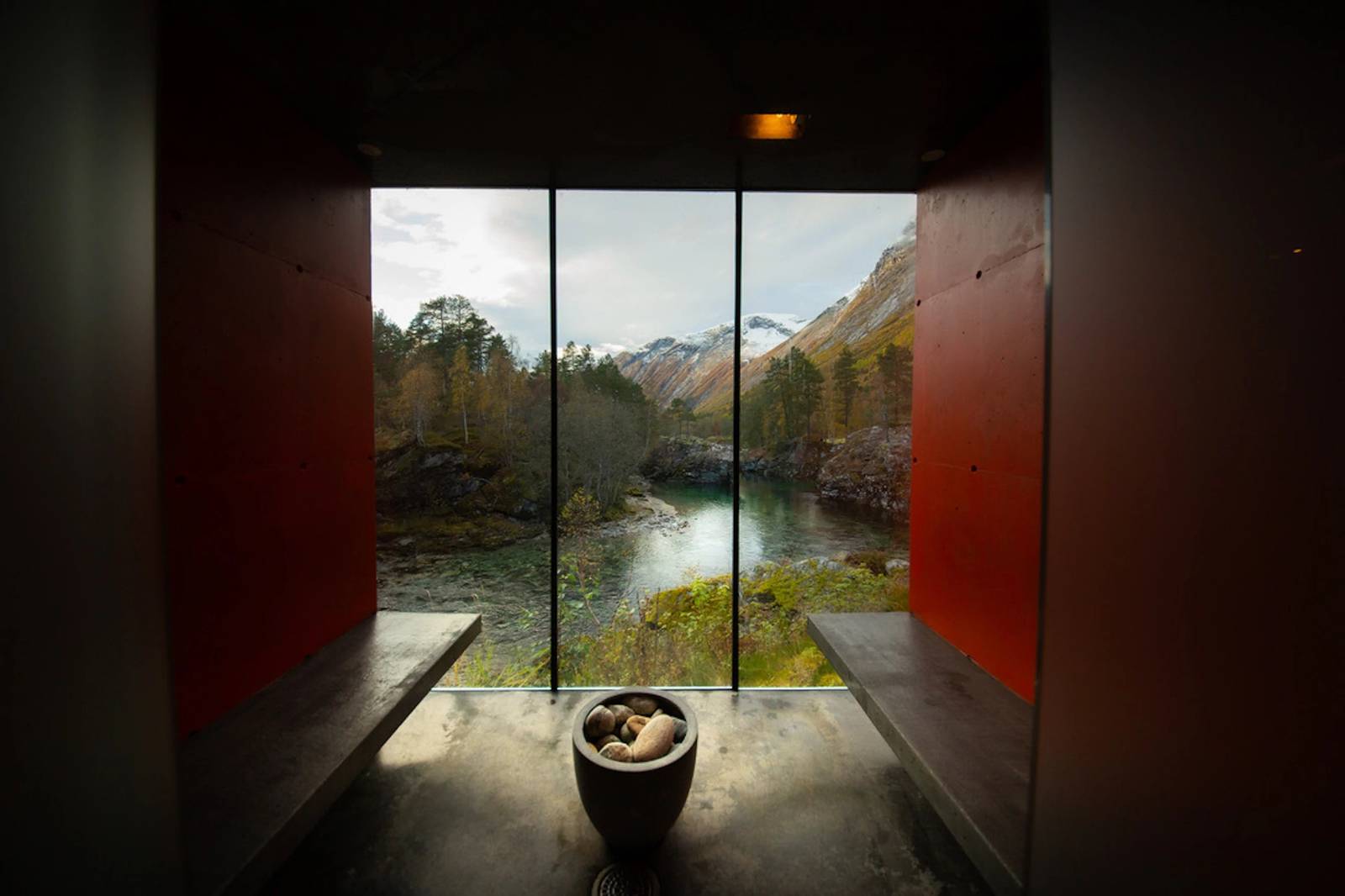 Juvet 河畔浴場的整面玻璃牆與河景