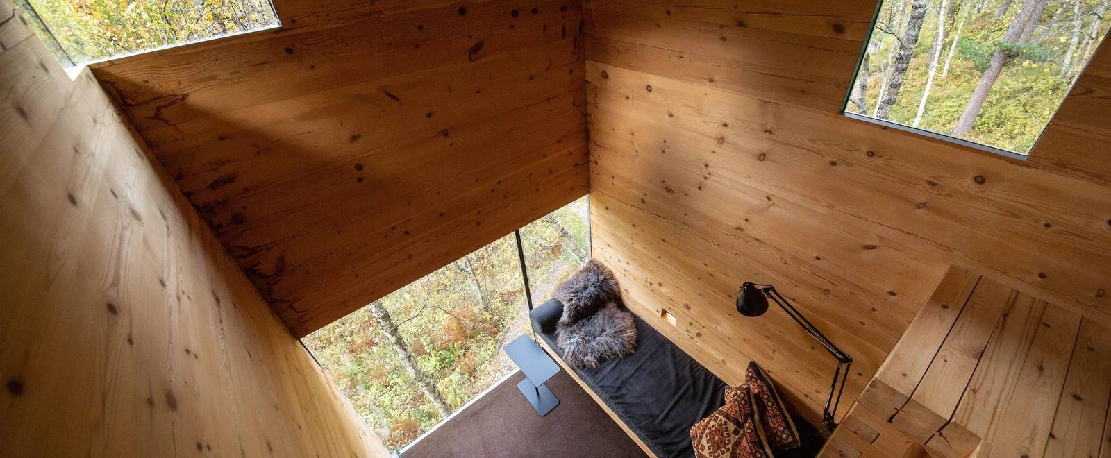 Juvet Bird House 木造小屋床鋪與窗景