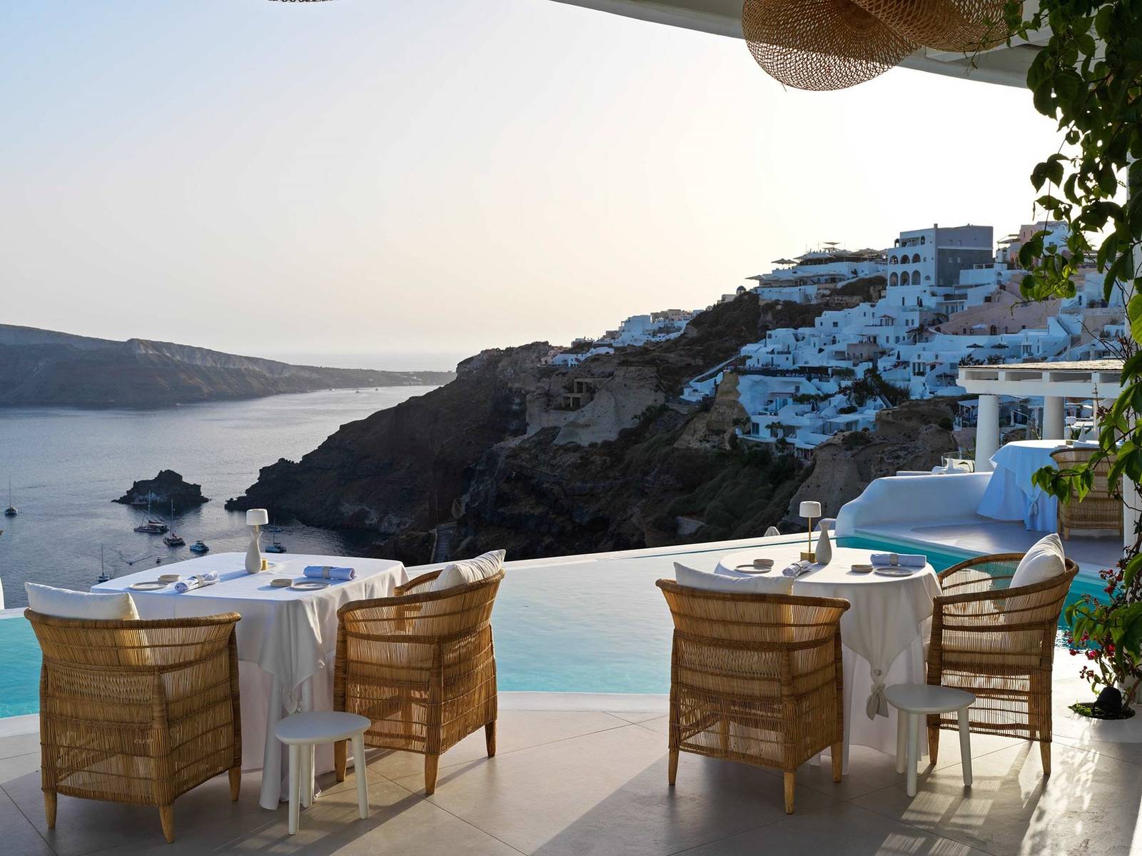 Katikies Santorini 無邊際泳池旁的露天餐桌