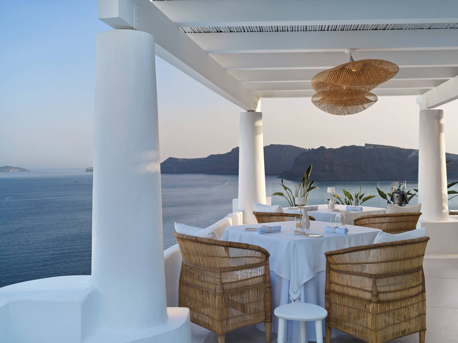 Katikies Santorini 白色涼亭下的海景餐桌