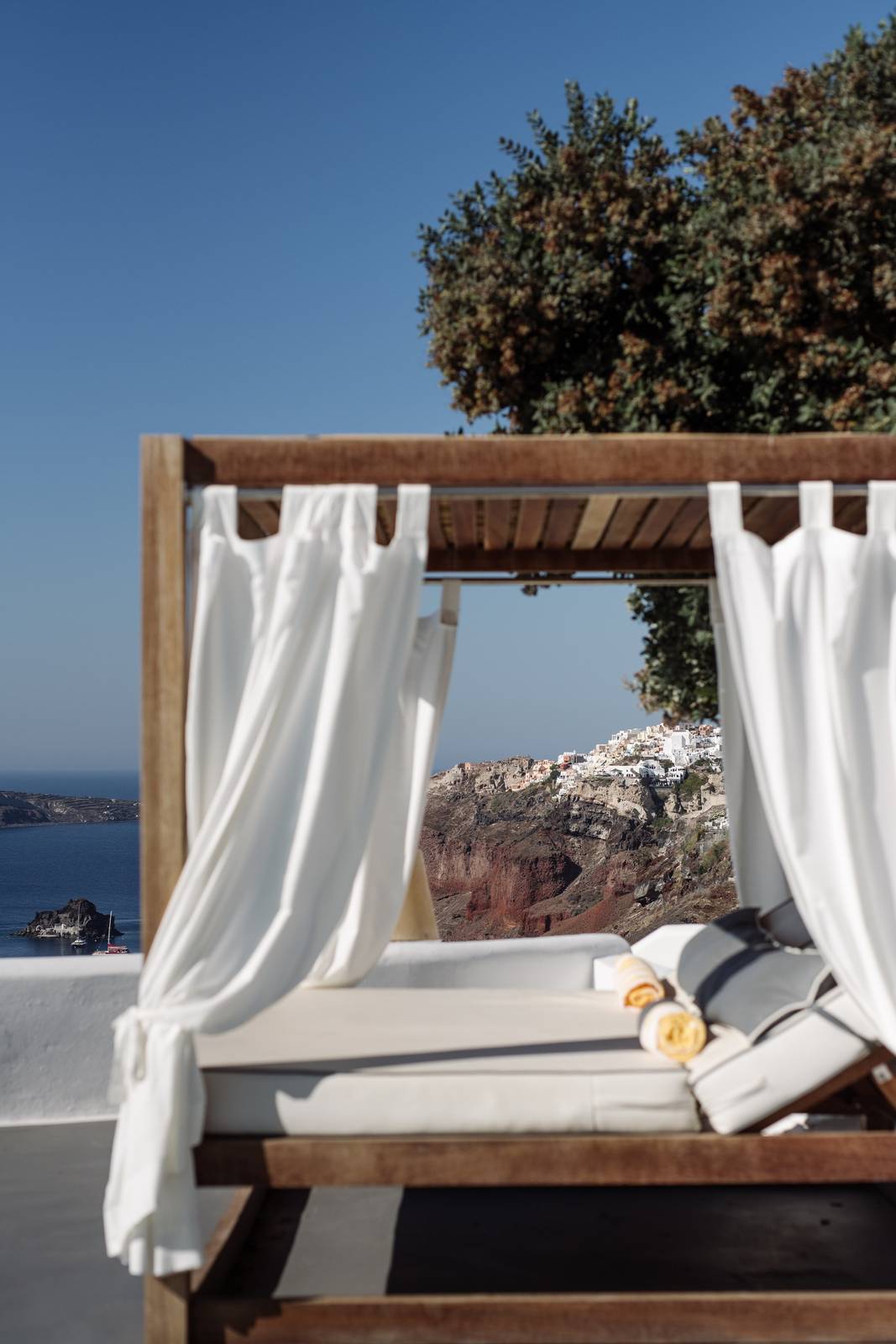 Katikies Santorini Gea House 白紗躺床