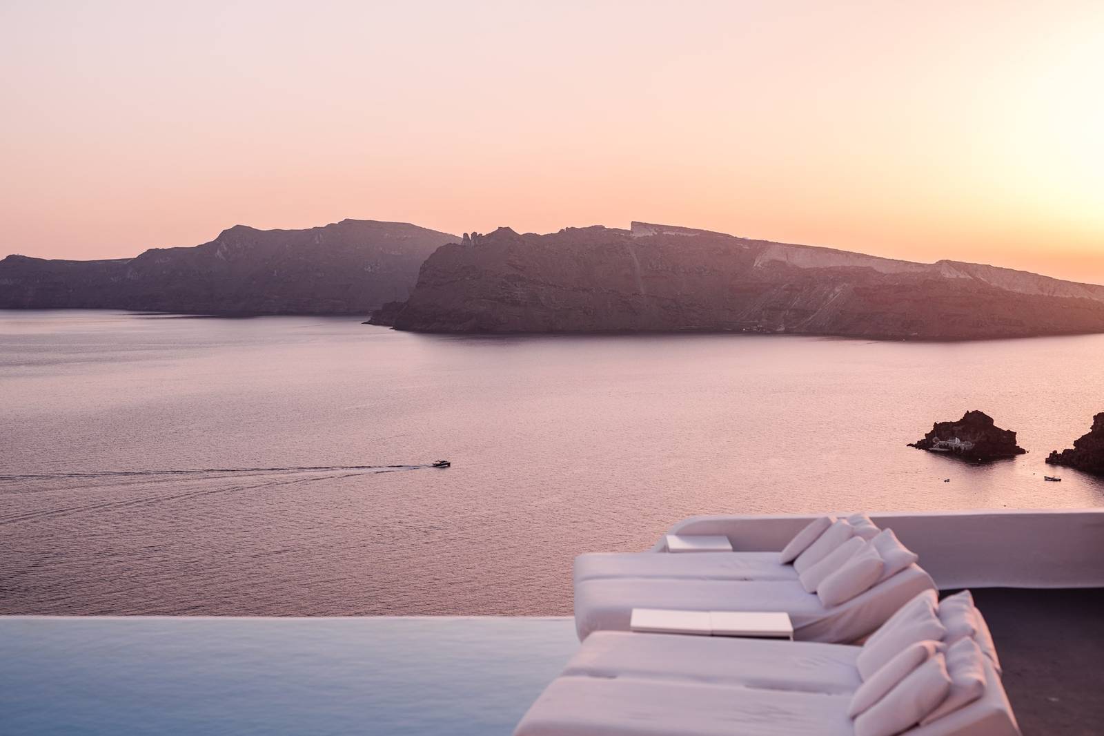 Katikies Santorini 夕陽下的露台躺椅