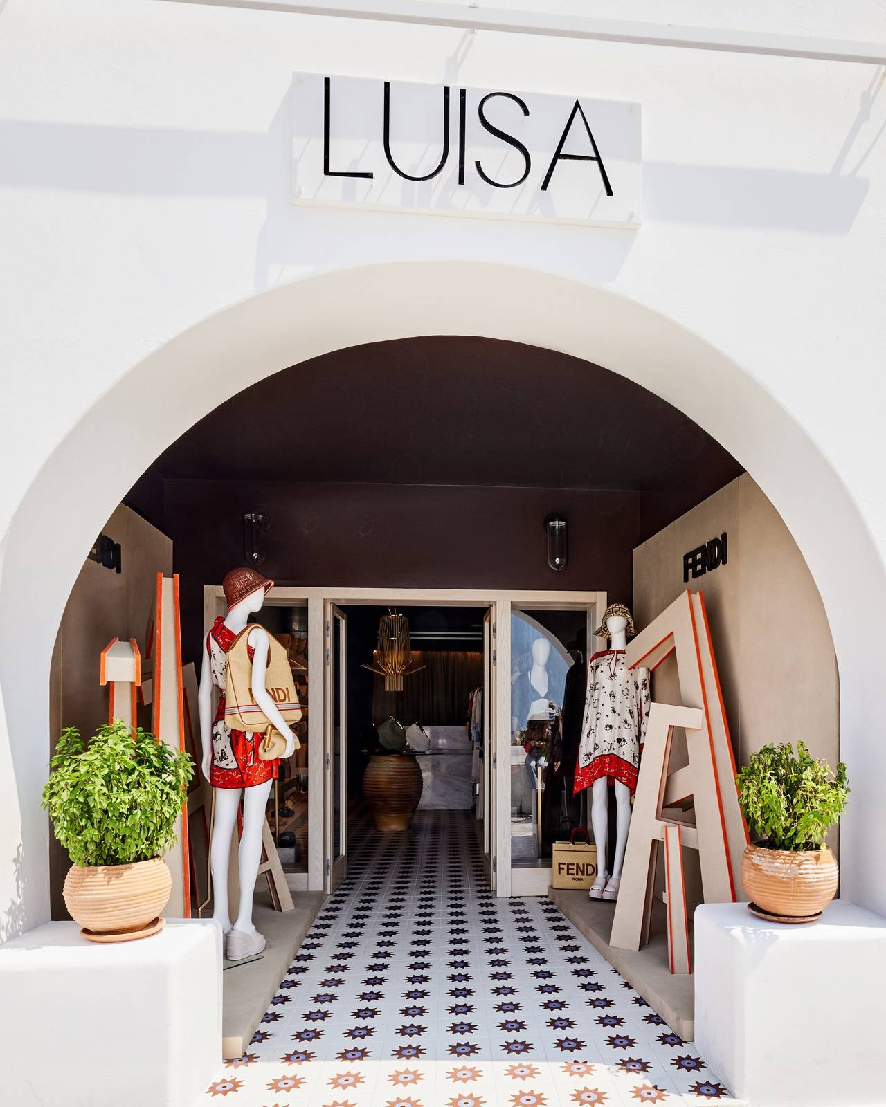 Katikies Santorini Luisa World 精品店入口