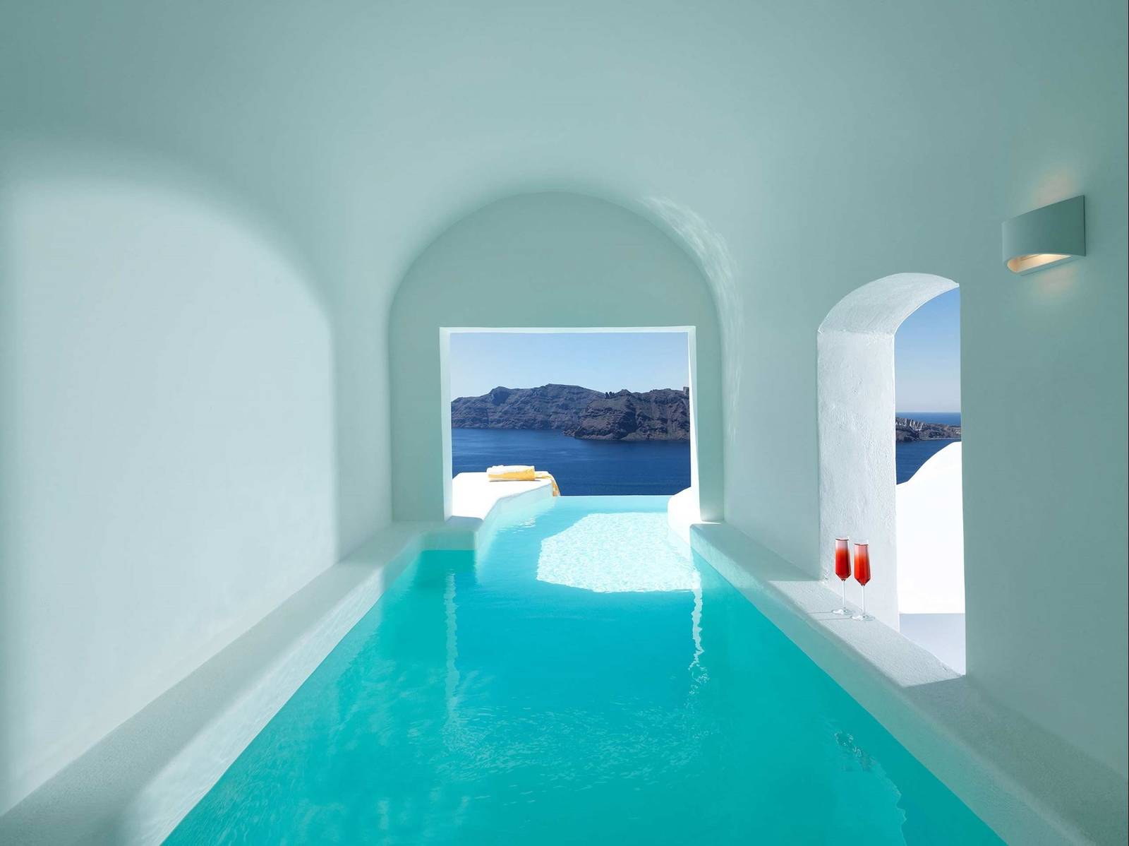 Katikies Santorini 洞穴造型套房室內泳池