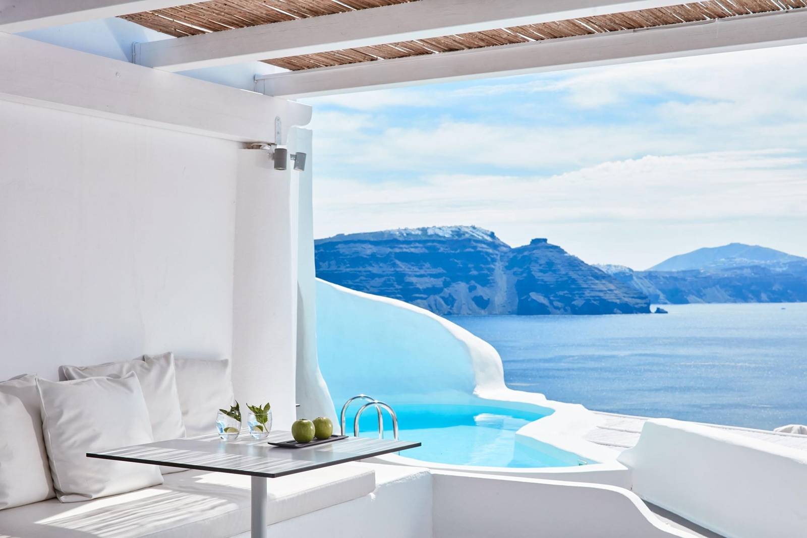 Katikies Santorini 套房露台戶外按摩池與海景