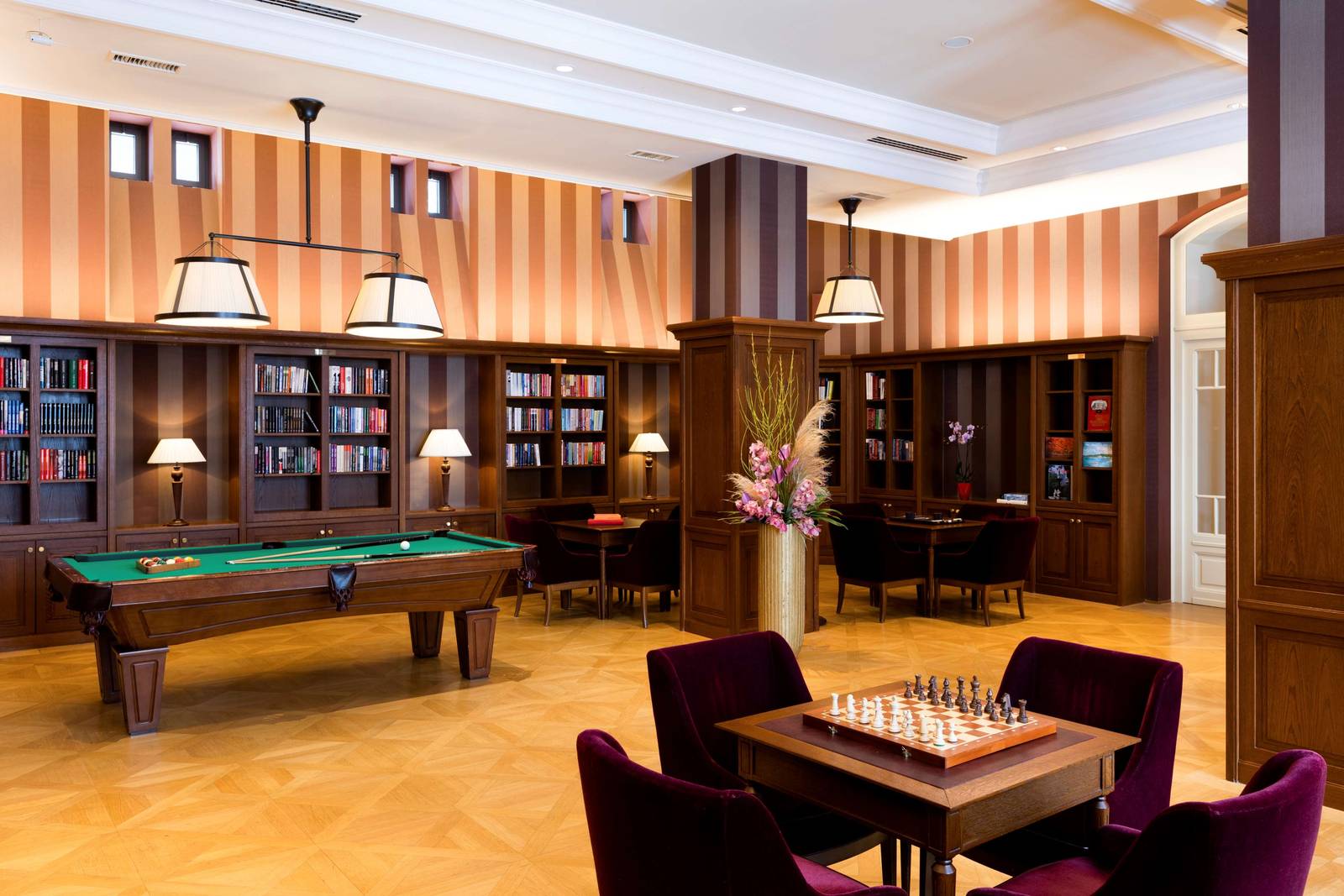 高塔特拉山凱賓斯基大酒店 Players' Lounge 圖書室與撞球桌