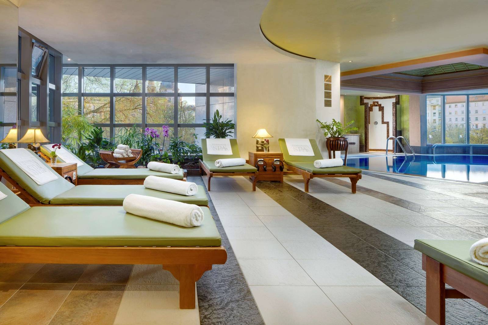 Kempinski The Spa 泳池旁躺椅休憩區