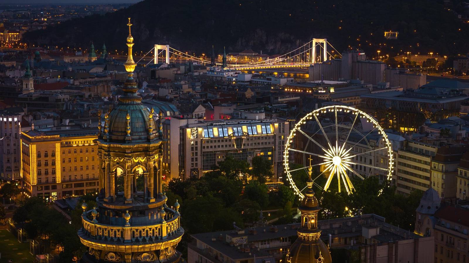 布達佩斯 Kempinski Hotel Corvinus 一帶夜景,前方為聖史蒂芬大教堂與布達佩斯之眼摩天輪