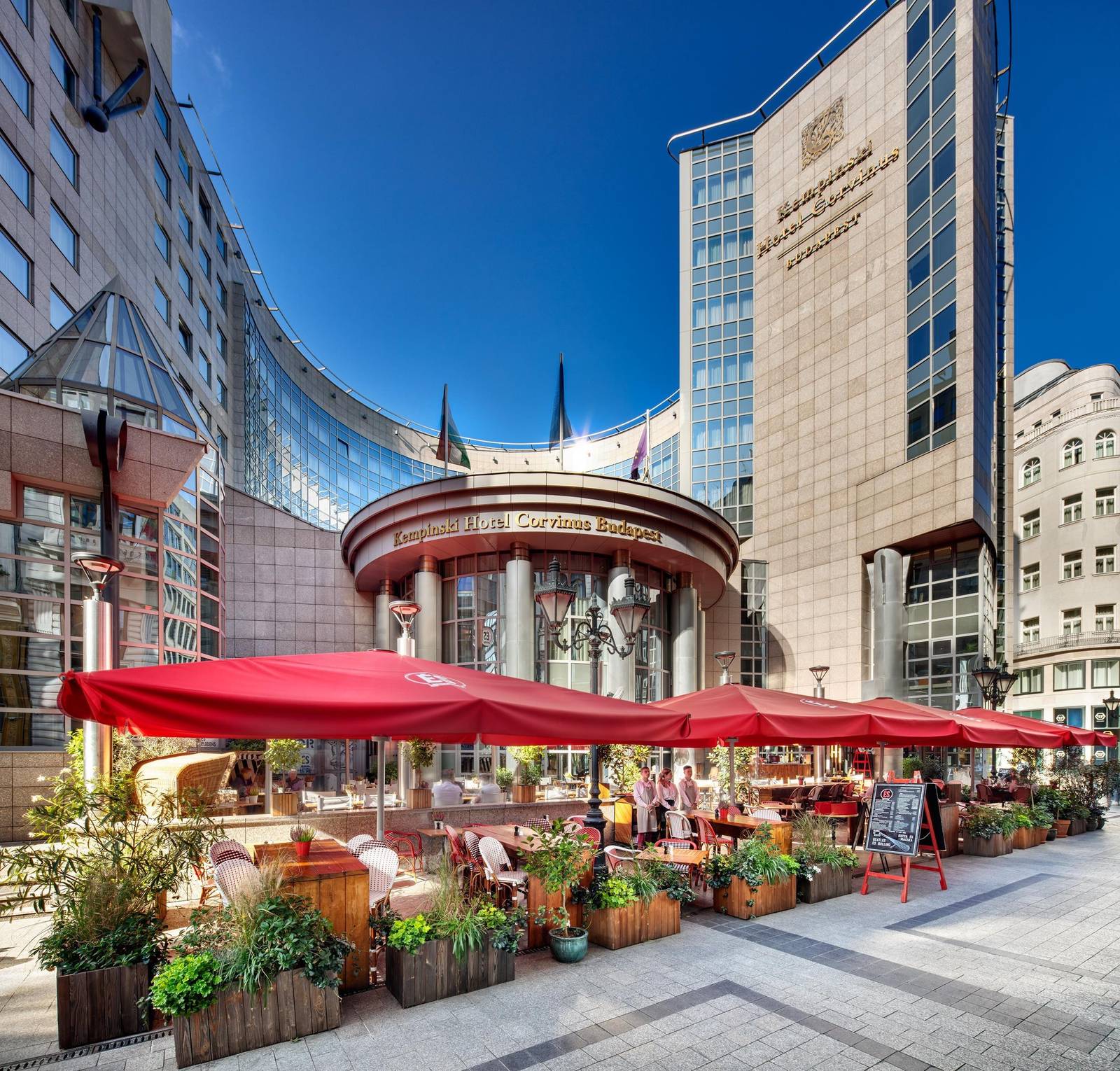 Kempinski Hotel Corvinus Budapest 正門與 ÉS Bisztró 露台