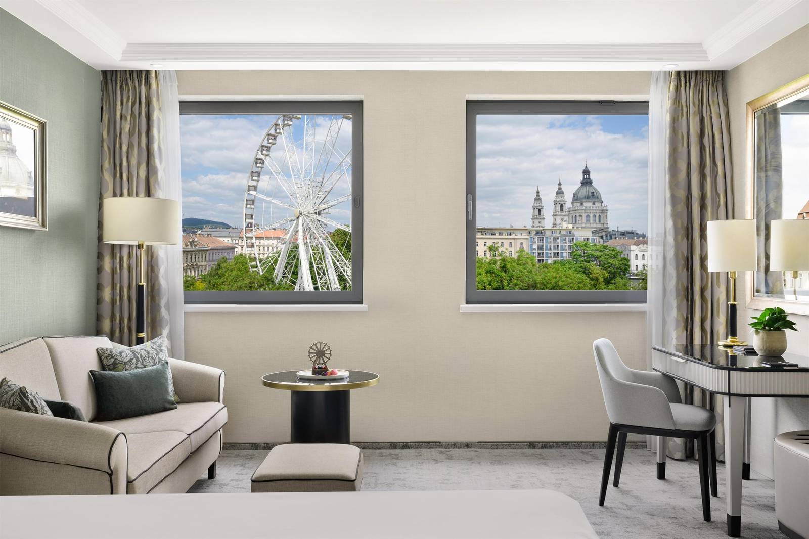 Deluxe Room Park View 窗外的伊莉莎白公園與摩天輪