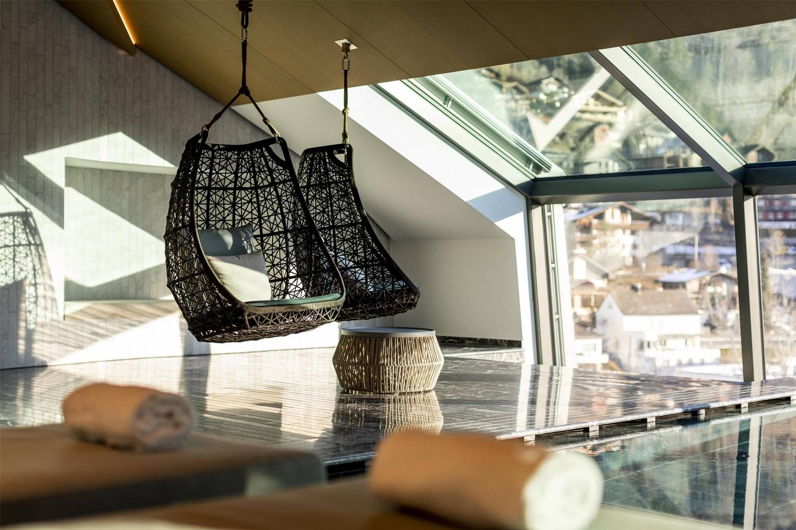 Kempinski Palace Engelberg 泳池旁吊椅休憩區