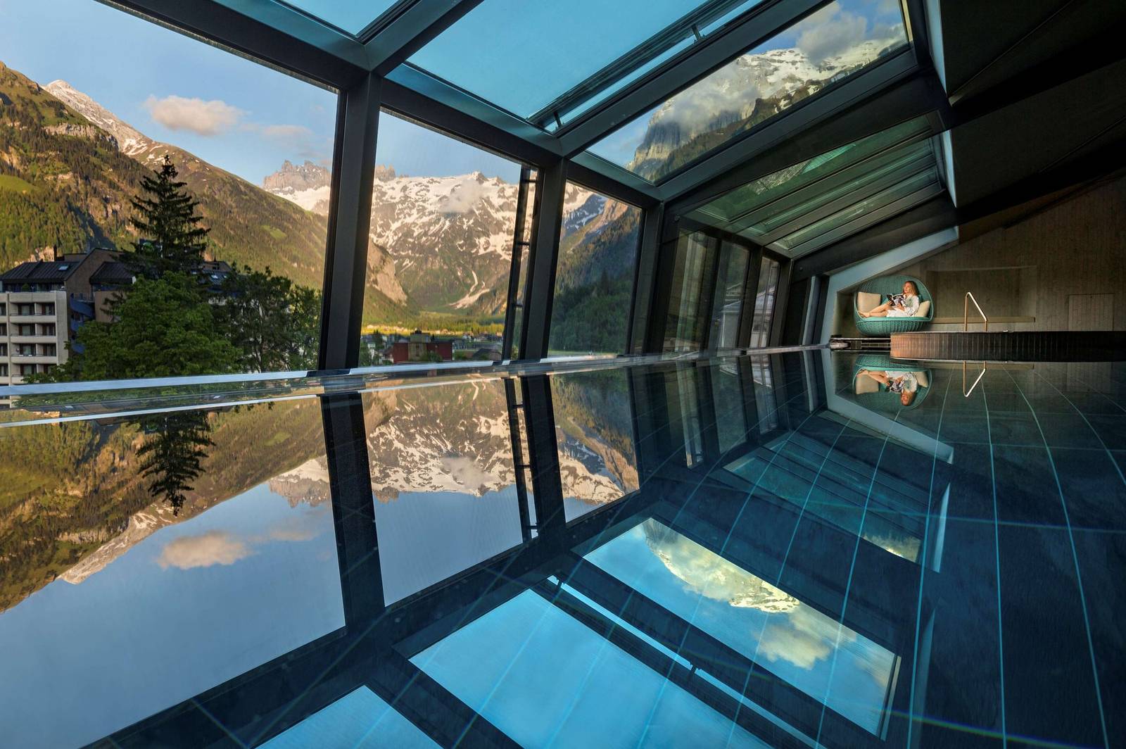 Kempinski Palace Engelberg 頂樓 Spa 的無邊際泳池