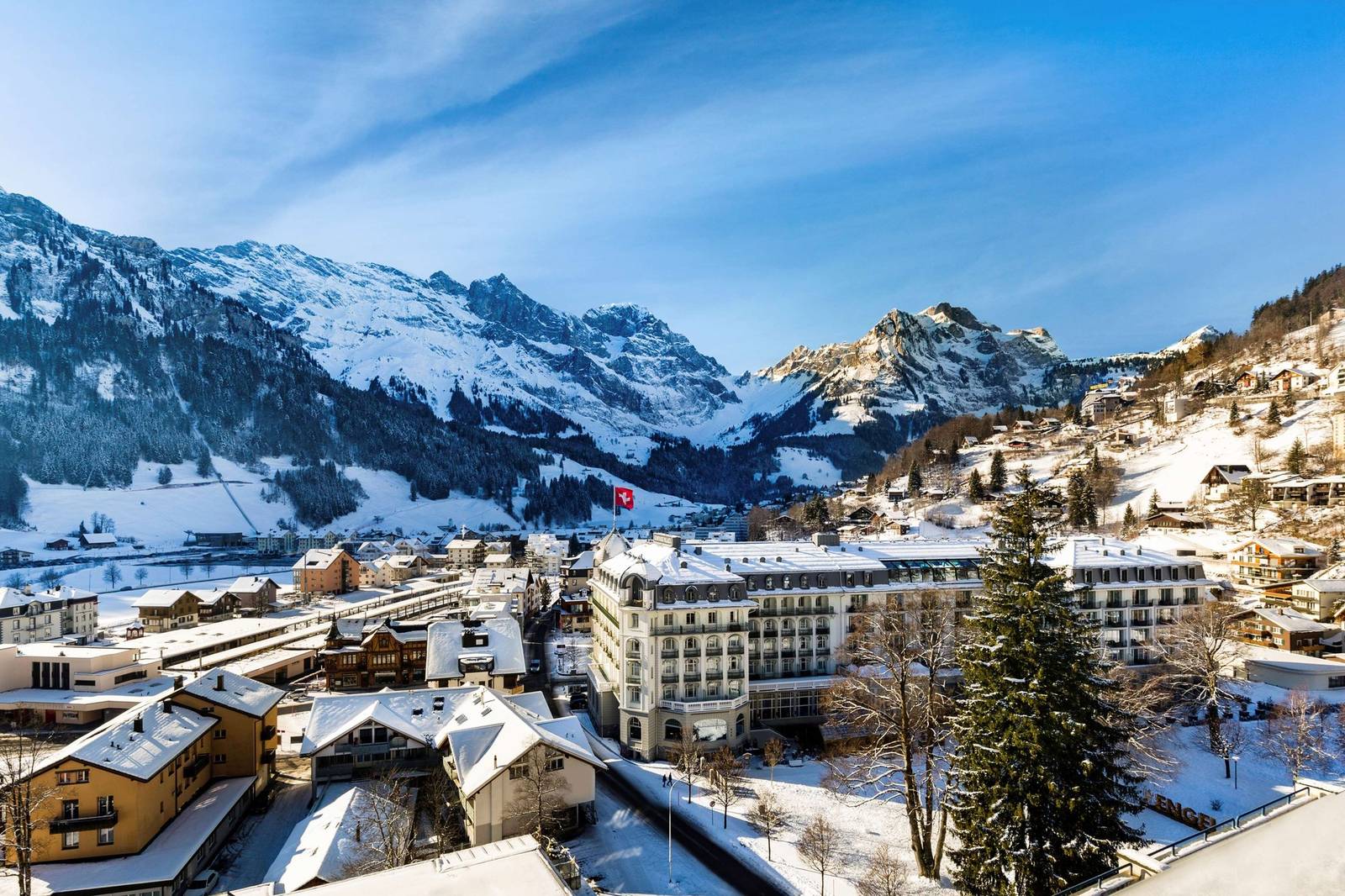 冬季雪景中的 Kempinski Palace Engelberg 與英格堡山谷