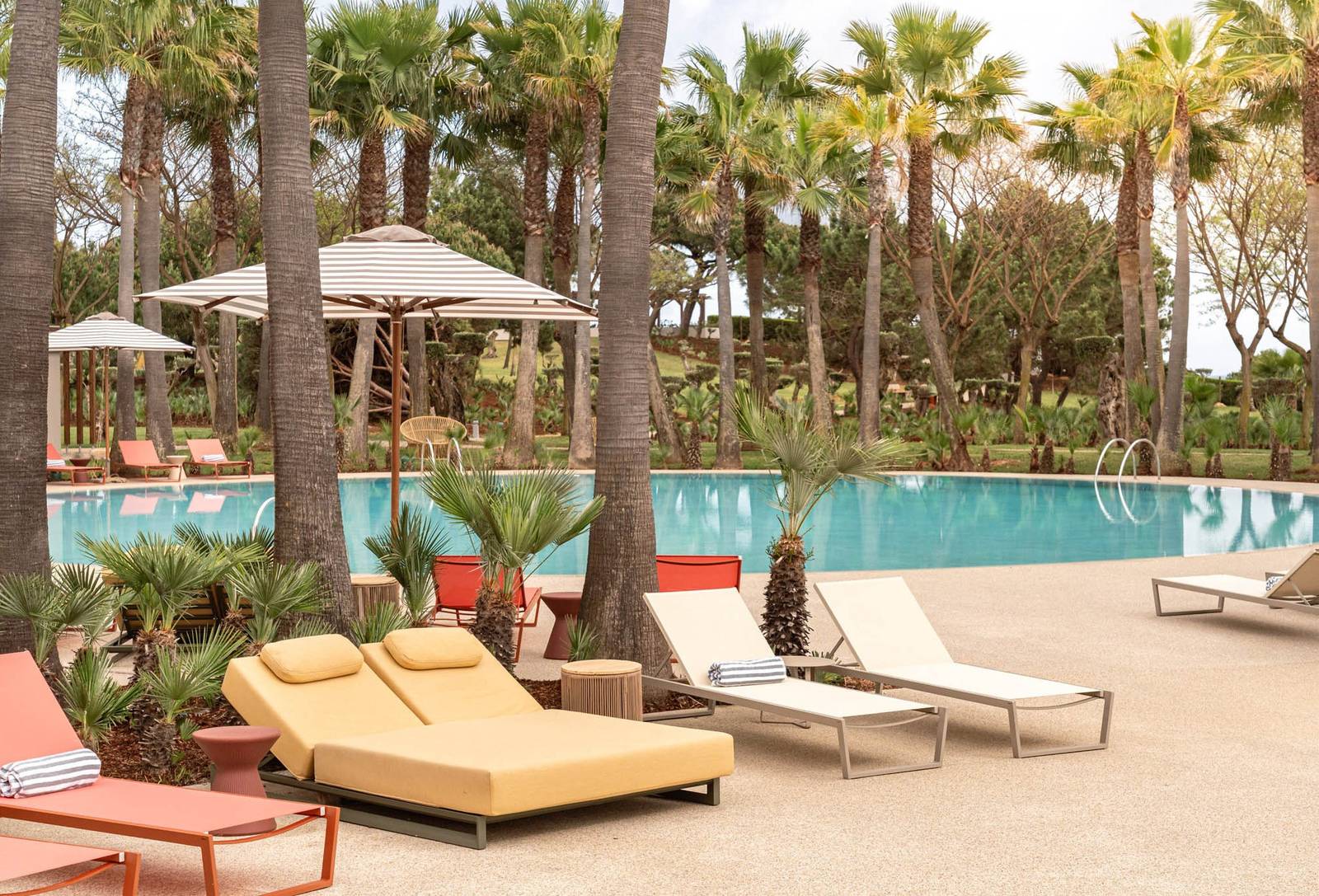 Kimpton Atlântico Algarve 棕櫚樹環繞的戶外泳池