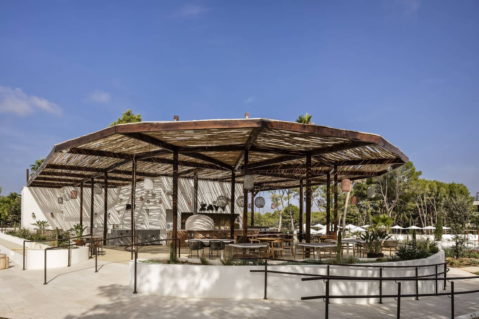 Kimpton Aysla Mallorca Zayt 泳池餐廳木棚架