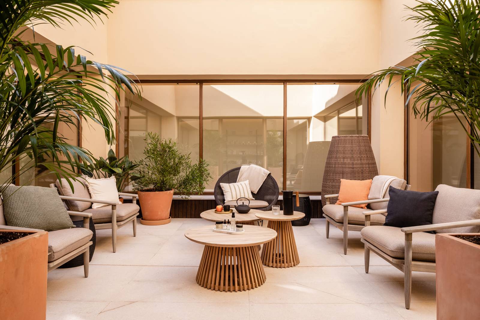 Kimpton Aysla Mallorca 庭園旁的休憩酒廊