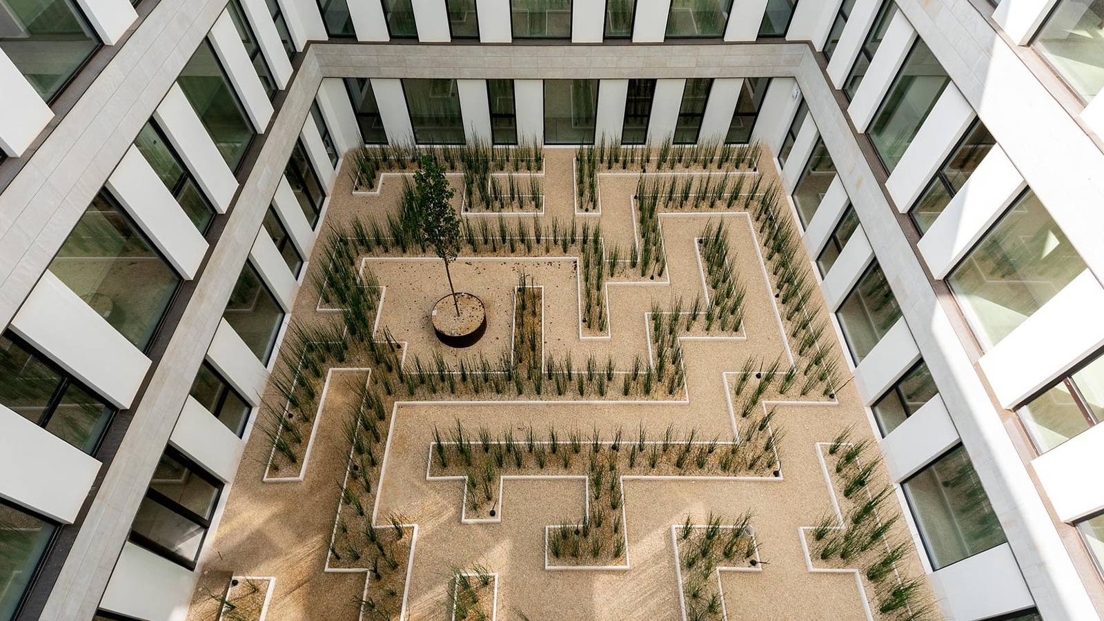 Kimpton Aysla Mallorca 中庭的迷宮造景花園
