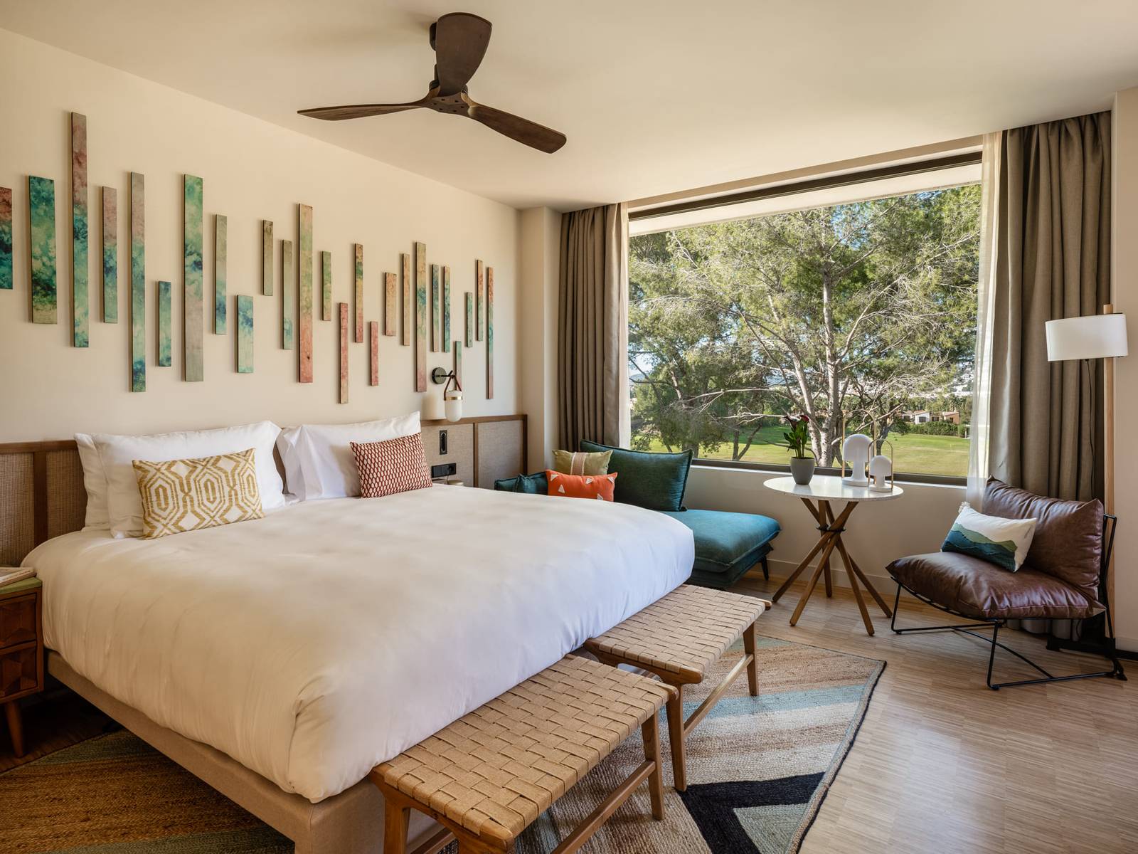 Kimpton Aysla Mallorca King 陽台客房與松林窗景