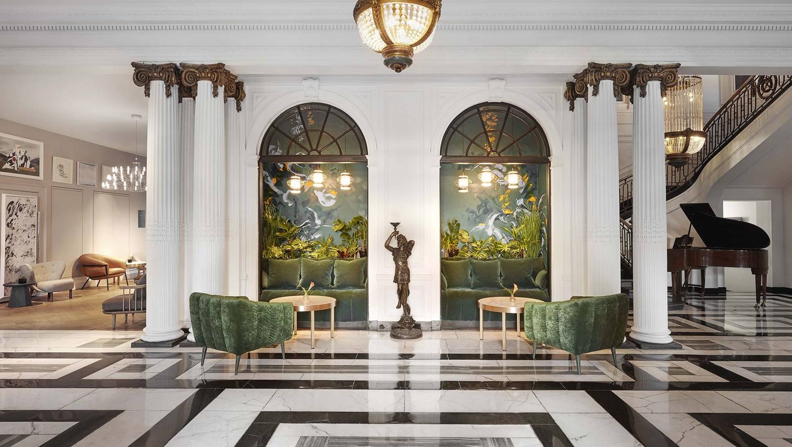 Kimpton Blythswood Square 挑高大廳與古典廊柱