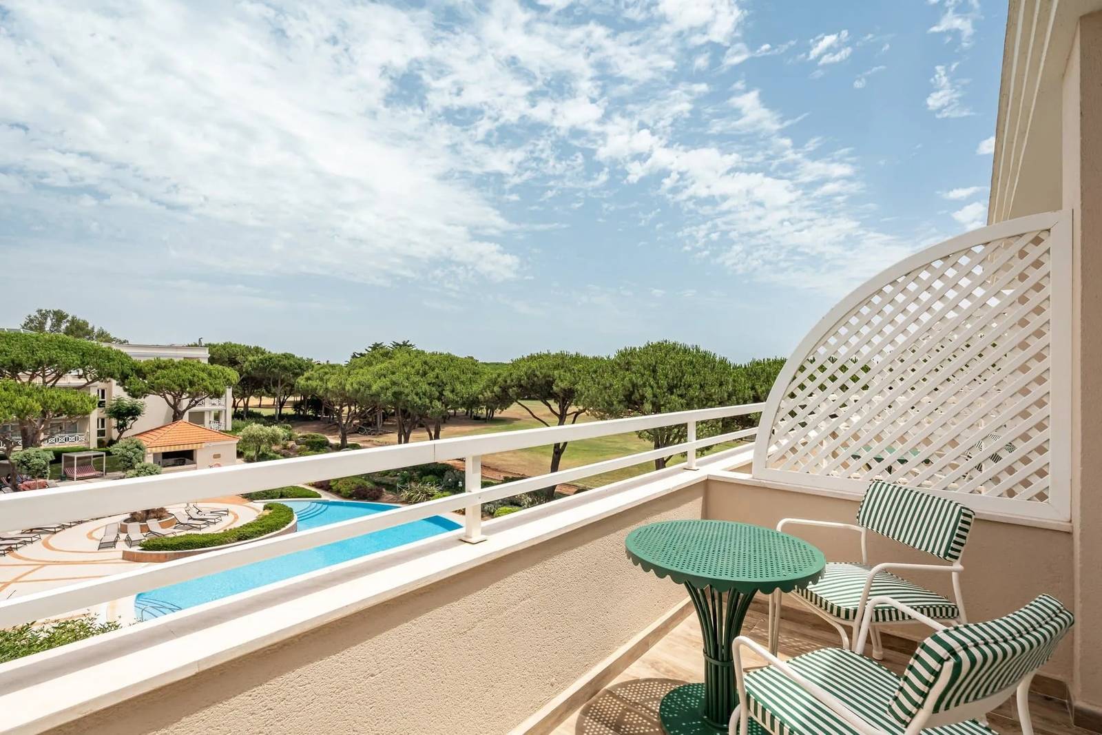 Kimpton Quinta da Marinha 泳池景陽台座位
