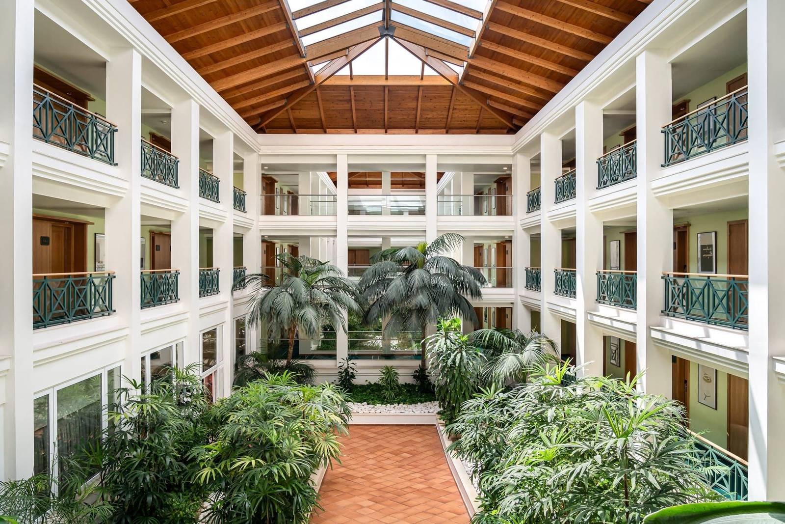 Kimpton Quinta da Marinha 綠意中庭與客房迴廊